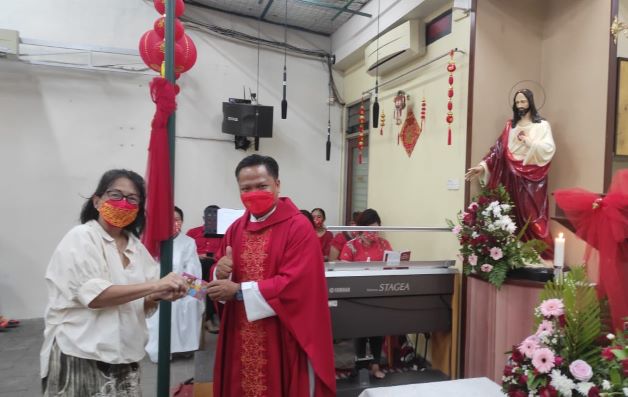 Ibu Anastasia Lestari menerima angpao pemenang kuis kelompok umat----